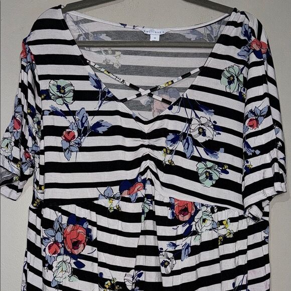 Black and White Short Short Sleeve T-Shirt Size 1X - Picture 3 of 8